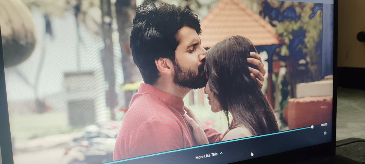 🎬 #Aaromaley (2025) - Feel Good Love Drama ❤⚡

சினிமால இருக்க மாறிய நமக்கும் லவ் செட் ஆகுமானு ஏங்கற ஒரு பையனோட கதை. 

ரொம்ப எதார்த்தமான காதல், காமெடி,Emotional நல்லவே Work ஆகிருக்கு . 

Kishan Das, Harsathkhan, Vtv வர சீன்ல ரொம்ப கலகலப்பா இருந்துச்சு. 

"எப்படி வந்தயோ " பாடல்