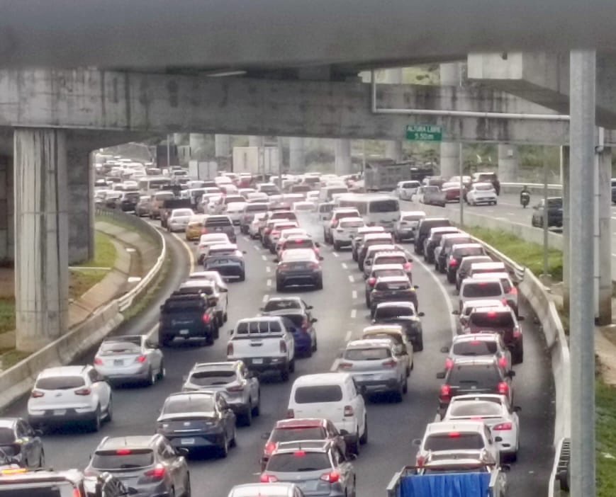 #LoÚltimo | Un agente del SENAFRONT murió atropellado mientras cambiaba una llanta averiada en la rotonda de la entrada de Panamá Pacífico, cuando fue embestido por un auto, cuyo conductor se dio a la fuga, para luego ser impactado por un segundo vehículo.