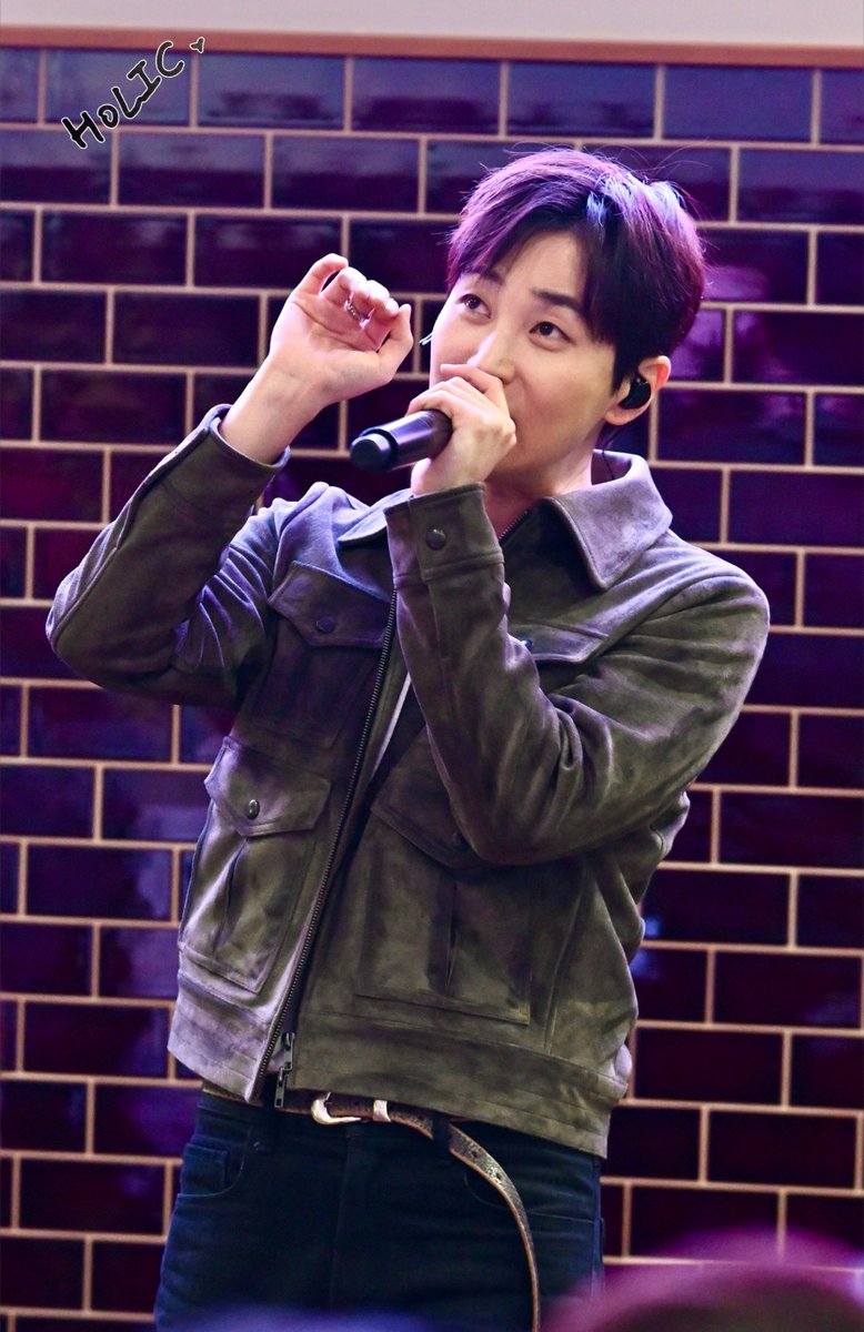 251213 시몬스 테라스 크리스마스 콘서트
올해 마지막 행사!! 눈이 와서 “이 밤을 다시 한번”불러줘서 분위기가 너무 좋았어요! 그리고 신곡 너무 기대돼요!! 근데 제 오늘의 하이라이트는 이천 맛집 전복 솥밥!! 너무 맛있었어요~😆
#딘딘 #DINDIN