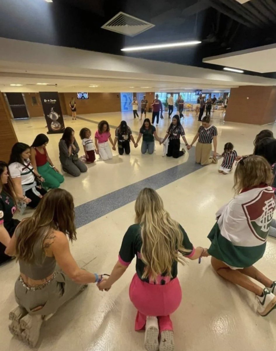 flutricolor_'s tweet image. Eles tem a soberba || Nós temos a fé