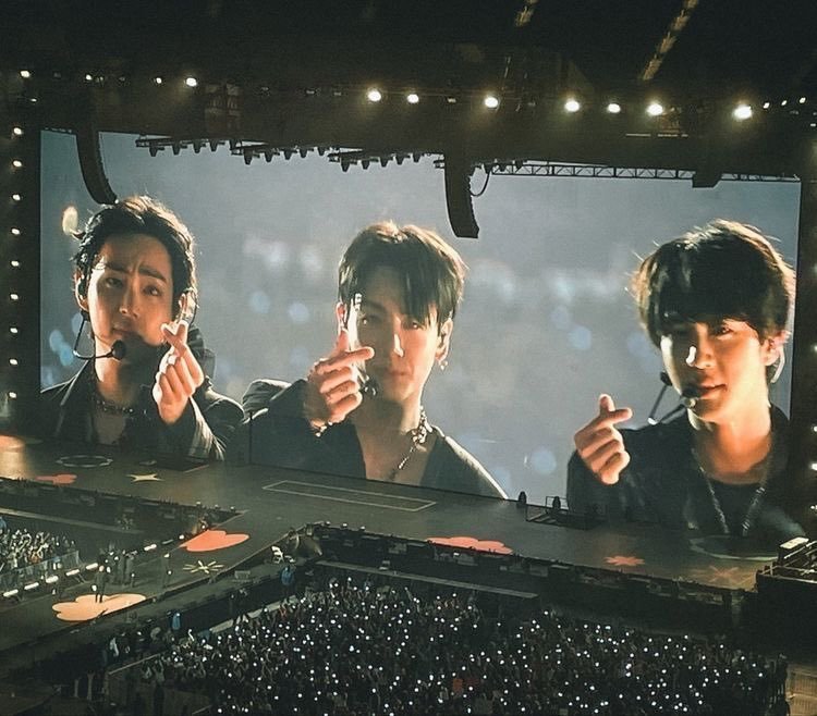 pearlytrivia's tweet photo. i hope they bring back the huge screen for the next tour because it gave us shots like this https://t.co/dOKHYfNoBx