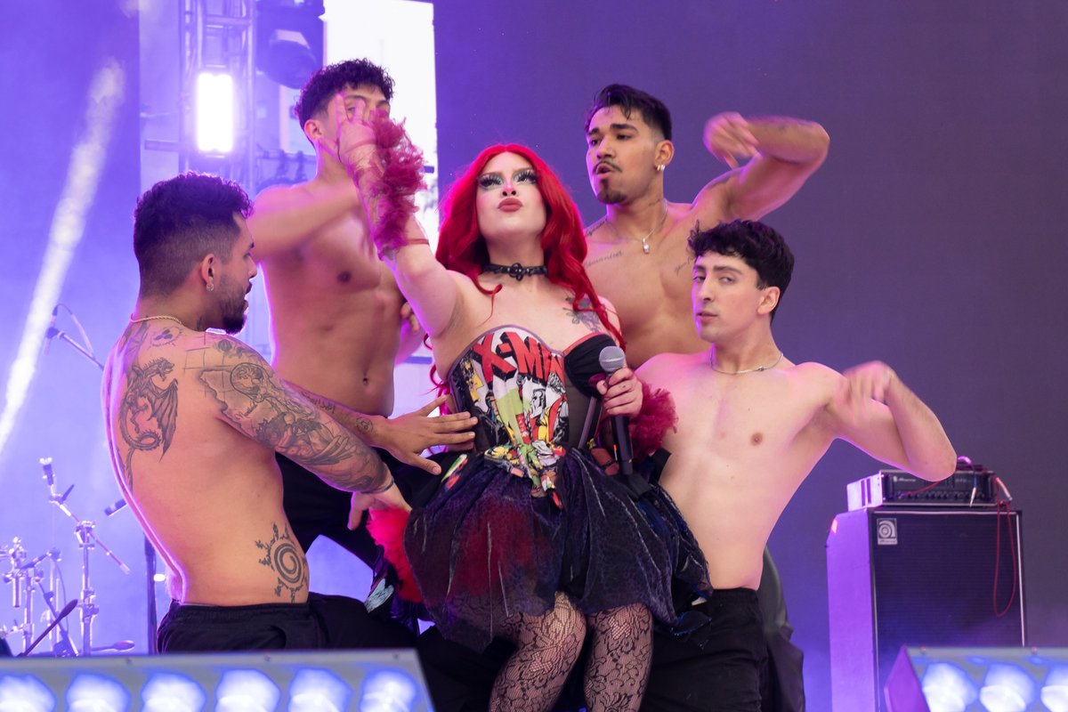 2puntosero's tweet photo. Cuando el drag se cruza con la causa, el mensaje llega más lejos. La participación de @lamasdraga en esta edición del concierto llenó el escenario de identidad, brillo y conciencia. Así se siembra con arte, visibilidad y cuidado permanente frente al VIH
 ✨💜 #WAD2025 #AHFLatam https://t.co/zLFsddL7cT