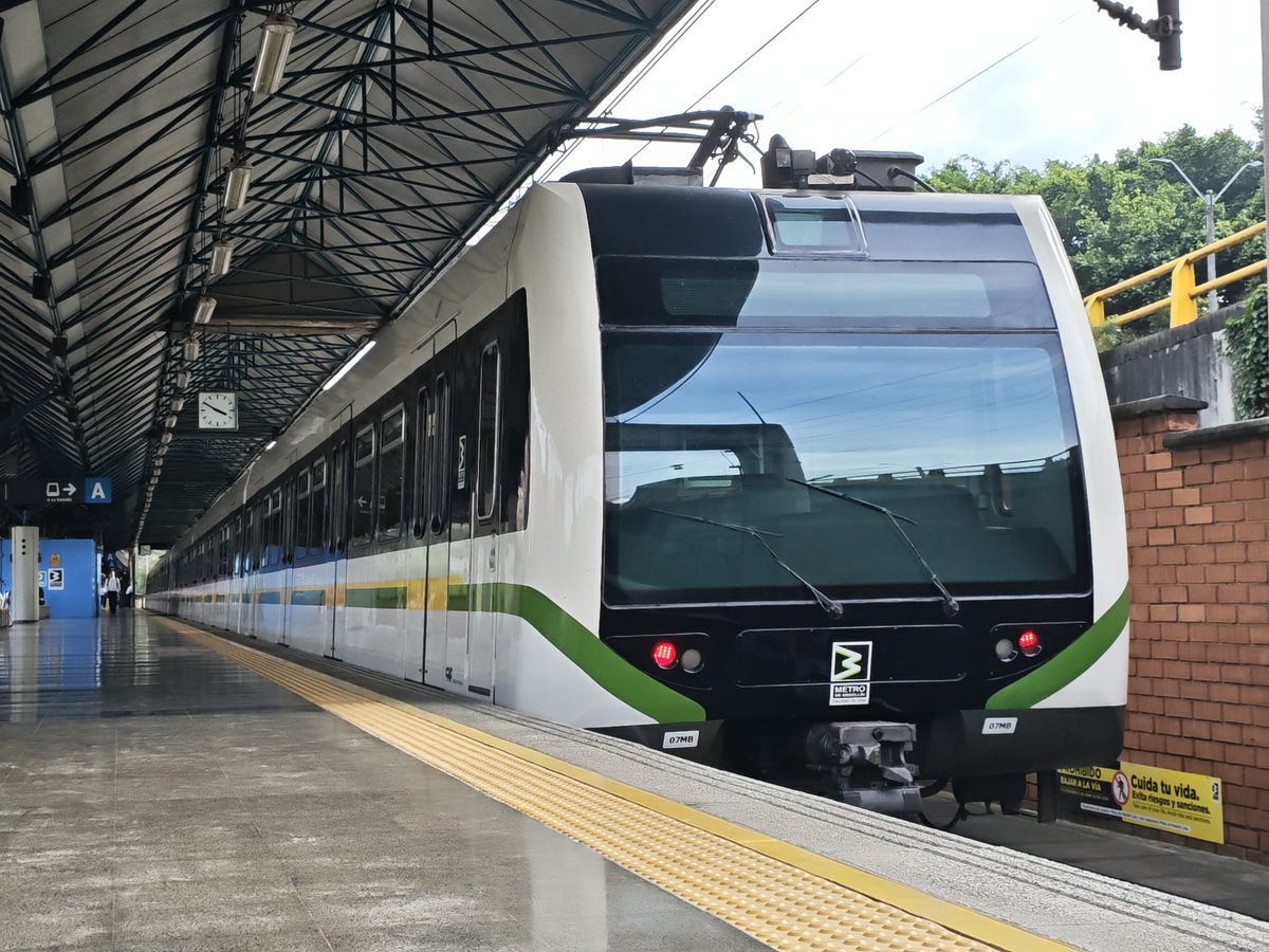 Buenos días <a href="/metrodemedellin/">Metro de Medellín 💚 #30AñosALoMetro</a> mi foto merece un RT? 😭