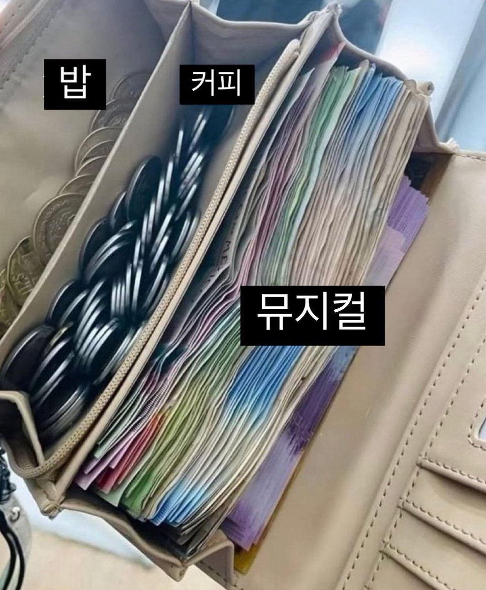 Licornki's tweet photo. 내년 뮤지컬 라인업을 준비하는 나 https://t.co/lvr8bw5T8s
