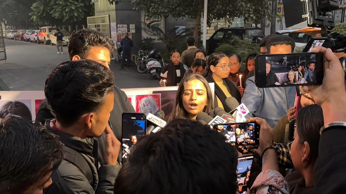 ABVP Jalandhar held a candlelight march from Company Bagh to Jyoti Chowk demanding justice for the 13-year-old victim of the brutal rape and murder in Jalandhar West.
The shocking incident has exposed the gross negligence of Punjab’s state machinery and the complete failure of