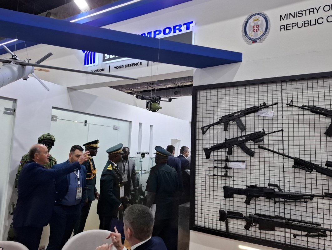 Lukai1861's tweet photo. #Serbia #Egypt | #BREAKING: 

At EDEX 2025 in Cairo 🇪🇬, Yugoimport-SDPR 🇷🇸 welcomed a military delegation from Cameroon 🪖🇨🇲 led by Brigadier General Melingui Nouma and other high ranking officials.

The Cameroonian 🇨🇲 delegation reportedly observed Yugoimport products with particular focus on Serbian-made 🪖🇷🇸 high-caliber munitions fuses and FPV drones.

Photos: Yugoimport 
#EDEX #EDEX2025 #Egypt #Cairo #Srbija #Yugoimport #YugoimportSDPR #Drones #Raven #Gavran #Fuzes #Munitions #Rockets #Mortar #Artillery @Abdalla82101103 @Defense_Talks @GSSReport @OSINT_MASR @Defense785 @Dinlas3
