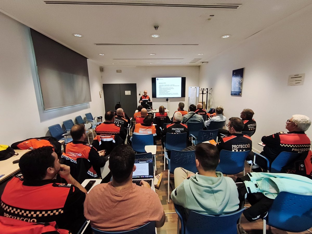 Avui s'ha fet la darrera sessió del Curs de coordinació de dispositius de protecció civil.

L'alumnat ha visitat el centre d'emergències #CECAT de Barcelona i ha rebut una formació del cap d'unitat de l'<a href="/avpcsvc/">PC SVCastellet</a>.