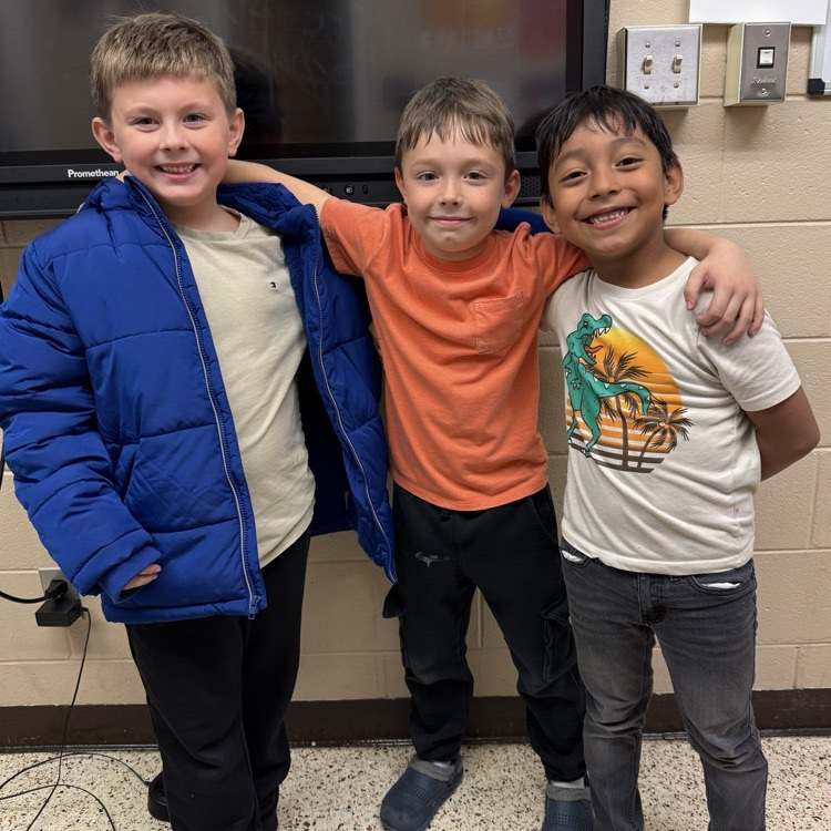 🇺🇲 Trois jeunes élèves âgés de 6 et 7 ans, Bryson, Derek et Kolton, ont sauvé la vie de leur maîtresse qui s’étouffait, en lui donnant des tapes dans le dos et en allant chercher de l’aide ! Leur école élémentaire de Virginie les a chaleureusement remerciés ! 👏 (L’Avenir)

📸