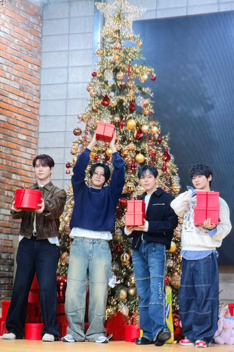 703days's tweet photo. 251213 미리멜크🎄 #김동한 #위아이 https://t.co/Gbezo01oCN