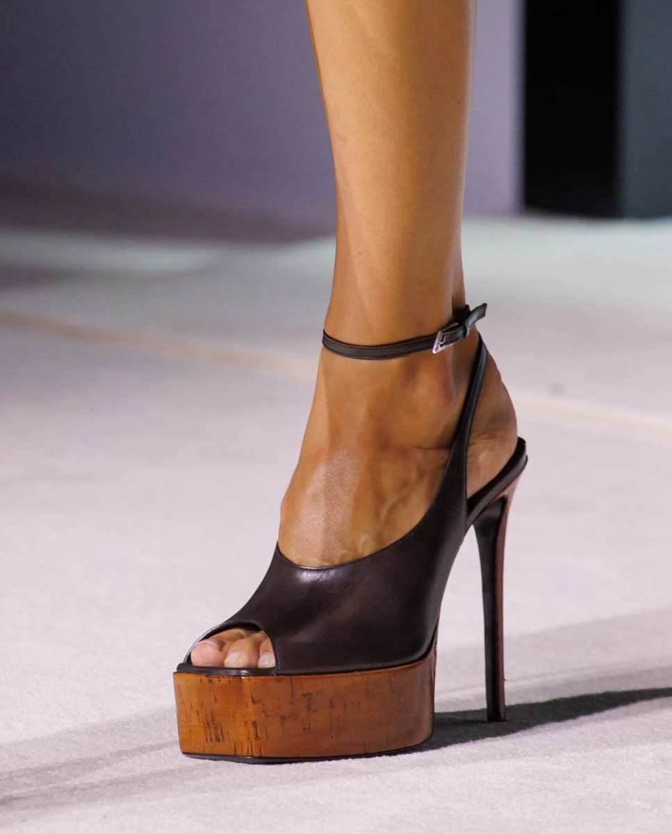 LegendaryLade's tweet photo. Rihanna wearing The Attico SS26 peep toe platform heels!🔥 https://t.co/K2Zu33w5HO