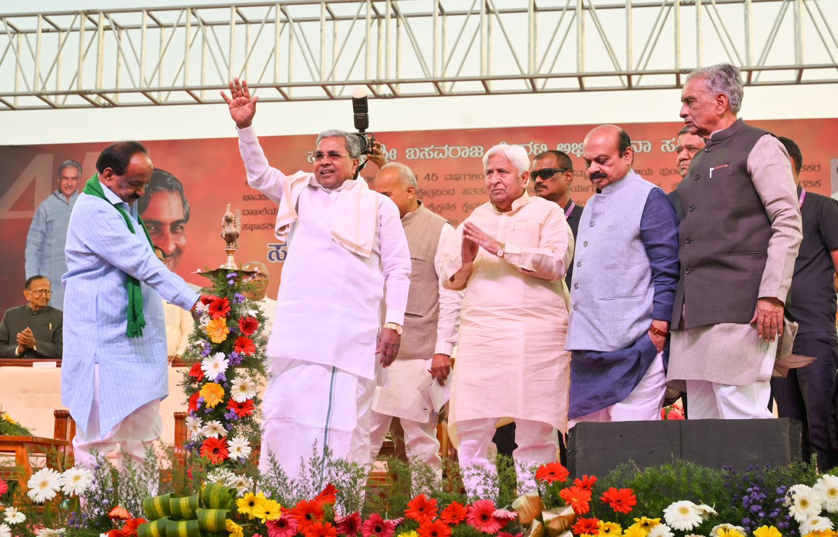 CMofKarnataka's tweet image. ಬಸವರಾಜ ಹೊರಟ್ಟಿ ಅಭಿನಂದನಾ ಸಮಿತಿ ಹುಬ್ಬಳ್ಳಿಯಲ್ಲಿ ಆಯೋಜಿಸಿದ್ದ ಸಭಾಪತಿ ಬಸವರಾಜ ಹೊರಟ್ಟಿ ಅವರಿಗೆ ಗೌರವ ಸನ್ಮಾನ ಸಮಾರಂಭದ ಉದ್ಘಾಟನೆಯನ್ನು ಮುಖ್ಯಮಂತ್ರಿ @siddaramaiah ಅವರು ನೆರವೇರಿಸಿದರು. 
ಕಾರ್ಮಿಕ ಸಚಿವರಾದ @SantoshSLadINC, ಮಾಜಿ ಮುಖ್ಯಮಂತ್ರಿಗಳಾದ @BSBommai, @JagadishShettar, ಕೇಂದ್ರ ಸಚಿವರಾದ @JoshiPralhad,…