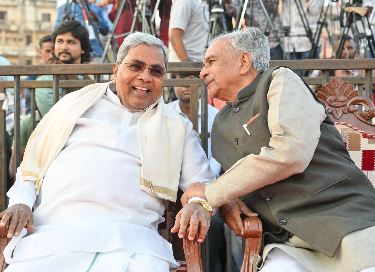 CMofKarnataka's tweet image. ಬಸವರಾಜ ಹೊರಟ್ಟಿ ಅಭಿನಂದನಾ ಸಮಿತಿ ಹುಬ್ಬಳ್ಳಿಯಲ್ಲಿ ಆಯೋಜಿಸಿದ್ದ ಸಭಾಪತಿ ಬಸವರಾಜ ಹೊರಟ್ಟಿ ಅವರಿಗೆ ಗೌರವ ಸನ್ಮಾನ ಸಮಾರಂಭದ ಉದ್ಘಾಟನೆಯನ್ನು ಮುಖ್ಯಮಂತ್ರಿ @siddaramaiah ಅವರು ನೆರವೇರಿಸಿದರು. 
ಕಾರ್ಮಿಕ ಸಚಿವರಾದ @SantoshSLadINC, ಮಾಜಿ ಮುಖ್ಯಮಂತ್ರಿಗಳಾದ @BSBommai, @JagadishShettar, ಕೇಂದ್ರ ಸಚಿವರಾದ @JoshiPralhad,…