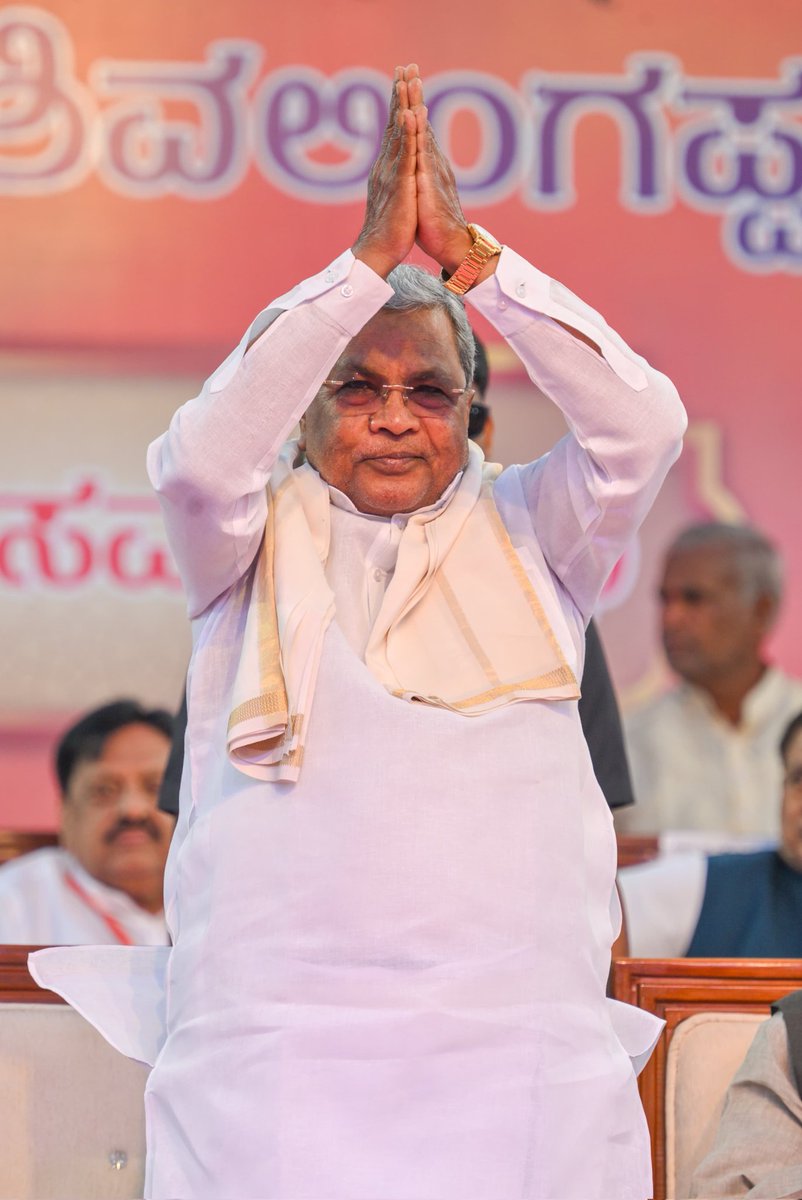 CMofKarnataka's tweet image. ಬಸವರಾಜ ಹೊರಟ್ಟಿ ಅಭಿನಂದನಾ ಸಮಿತಿ ಹುಬ್ಬಳ್ಳಿಯಲ್ಲಿ ಆಯೋಜಿಸಿದ್ದ ಸಭಾಪತಿ ಬಸವರಾಜ ಹೊರಟ್ಟಿ ಅವರಿಗೆ ಗೌರವ ಸನ್ಮಾನ ಸಮಾರಂಭದ ಉದ್ಘಾಟನೆಯನ್ನು ಮುಖ್ಯಮಂತ್ರಿ @siddaramaiah ಅವರು ನೆರವೇರಿಸಿದರು. 
ಕಾರ್ಮಿಕ ಸಚಿವರಾದ @SantoshSLadINC, ಮಾಜಿ ಮುಖ್ಯಮಂತ್ರಿಗಳಾದ @BSBommai, @JagadishShettar, ಕೇಂದ್ರ ಸಚಿವರಾದ @JoshiPralhad,…