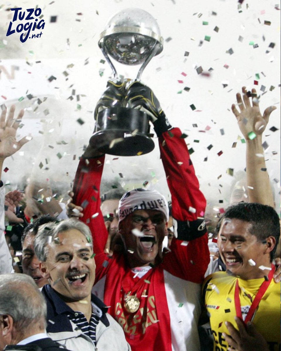 Tuzologia's tweet image. 🏆 El único equipo en el mundo que ha sido campeón de otra confederación. 

Hoy se cumplen 19 años de cuando conquistamos Sudamérica.