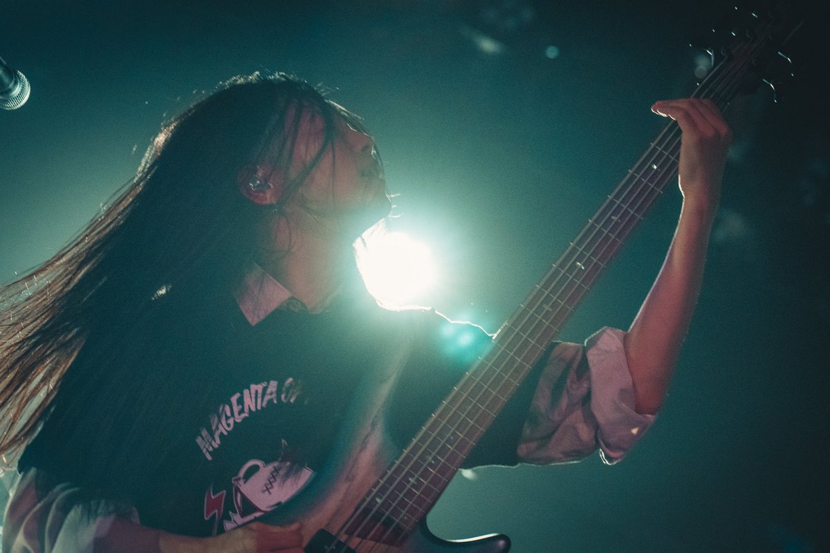 M_AMBITIONS's tweet image. MAGENTA ONE MAN LIVEより
本日は #SHiN の日🎸
表情がちゃんと写ってる写真を
なるべくピックアップしました…！🫡

SHiN宛のコメント＆感想もお待ちしてます📩
明日は #KOU の日～🎸

#MAGENTAOFAMBITIONS #感謝
youtube.com/@magentaofambi…
Photo by @e_2020202