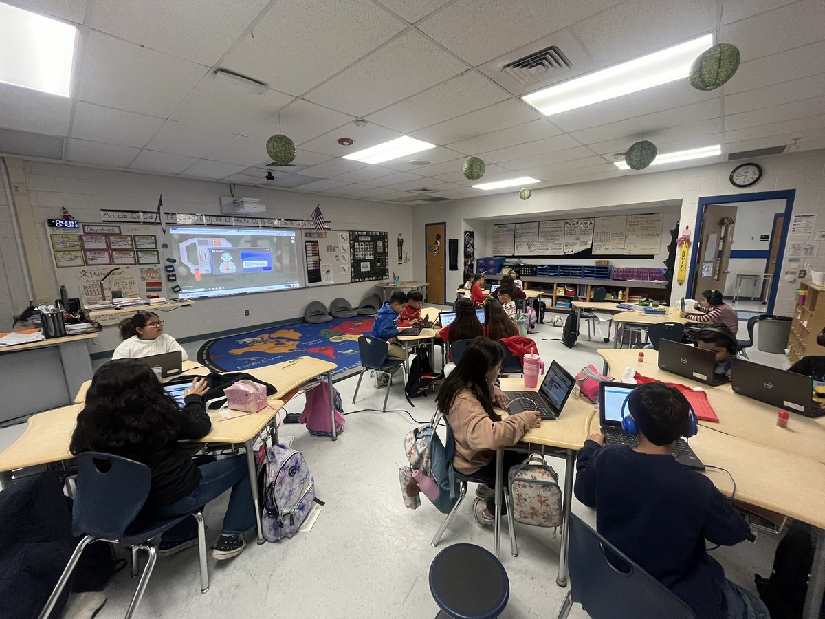 SArvizu_RES's tweet image. I spy some future music producers in the room! 🎶 #HourOfCode #TeamSISD #BeaksUp