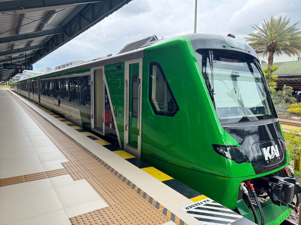 ramijkt's tweet photo. お久しぶりです。バンドン弾丸1泊2日、よかった。

ジャカルタから
LRT(電車) → Whoosh(高速鉄道) → Feeder(ディーゼル) の旅、予約なしで当日その場で購入してふらっと楽しめた。

我が家の子鉄は大喜び。電車好きのお子様におすすめ。現地ではGrab移動でした。 https://t.co/fPGcIi4Rh1