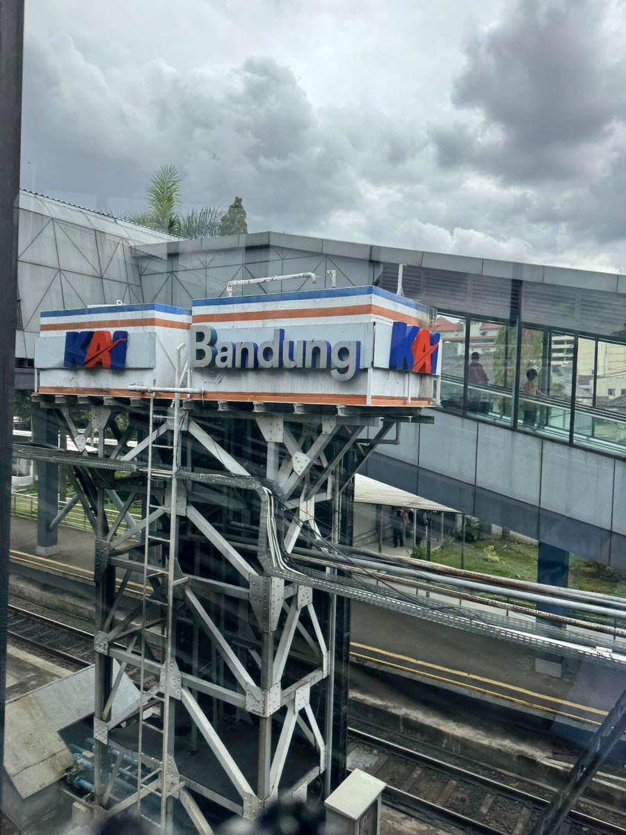 ramijkt's tweet photo. お久しぶりです。バンドン弾丸1泊2日、よかった。

ジャカルタから
LRT(電車) → Whoosh(高速鉄道) → Feeder(ディーゼル) の旅、予約なしで当日その場で購入してふらっと楽しめた。

我が家の子鉄は大喜び。電車好きのお子様におすすめ。現地ではGrab移動でした。 https://t.co/fPGcIi4Rh1