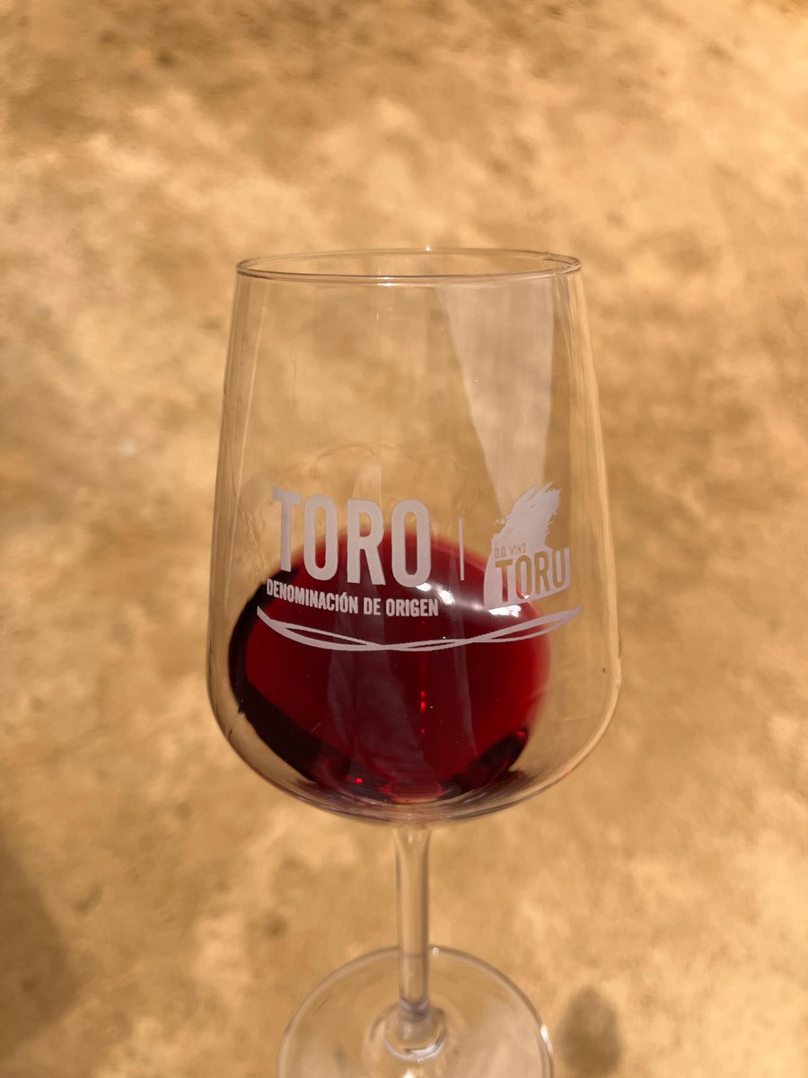 La hora del vermú con <a href="/VinoToro/">lalo</a> 🍷