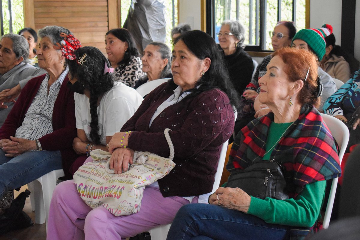 La alegría de la navidad se disfruta con los amigos que han estado durante todo el año. 🎄🎅 Ayer, estuvimos celebrando la navidad con nuestros amigos del grupo Años Maravillosos, de la tercera edad. 🫶🏼