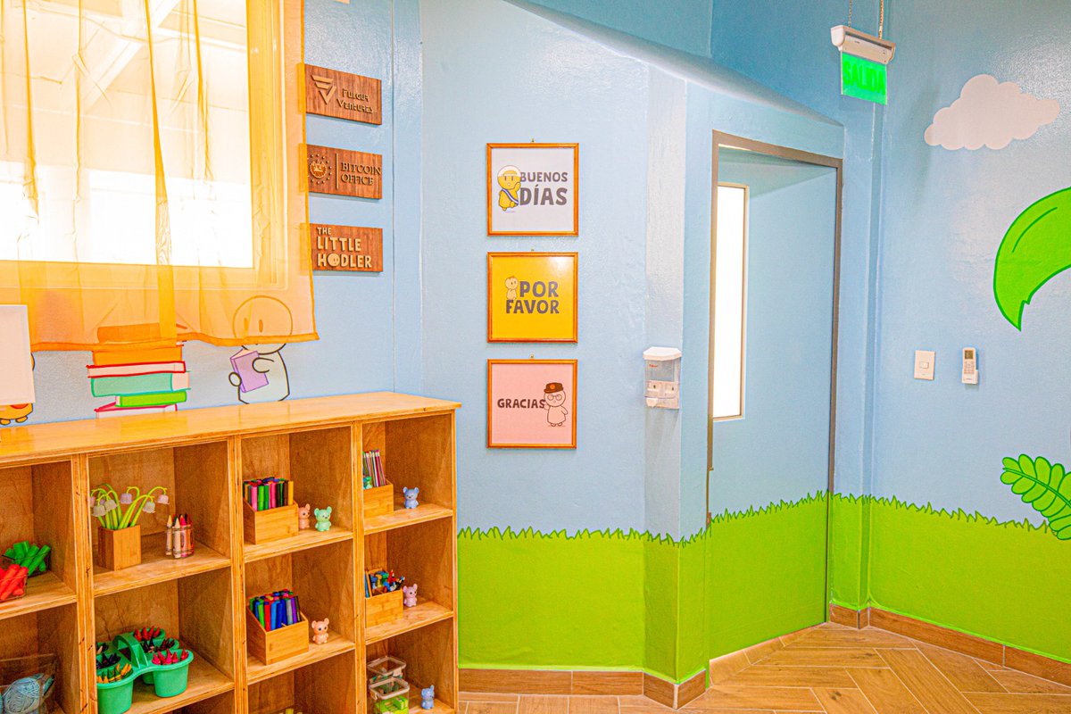 elsalvador's tweet image. #DeBitcoin @bitcoinofficesv y @ElPequenoHODLer concluyen la renovación de la primera de 500 aulas

Las instituciones concluyeron la renovación de la primera aula del ambicioso proyecto The Classroom Project. @LinaSeiche 

diarioelsalvador.com/la-oficina-del…