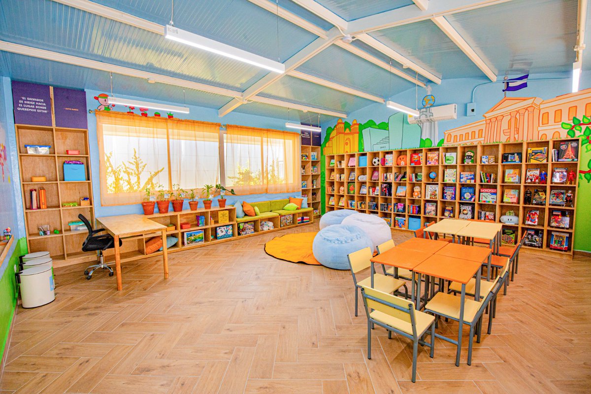 elsalvador's tweet image. #DeBitcoin @bitcoinofficesv y @ElPequenoHODLer concluyen la renovación de la primera de 500 aulas

Las instituciones concluyeron la renovación de la primera aula del ambicioso proyecto The Classroom Project. @LinaSeiche 

diarioelsalvador.com/la-oficina-del…