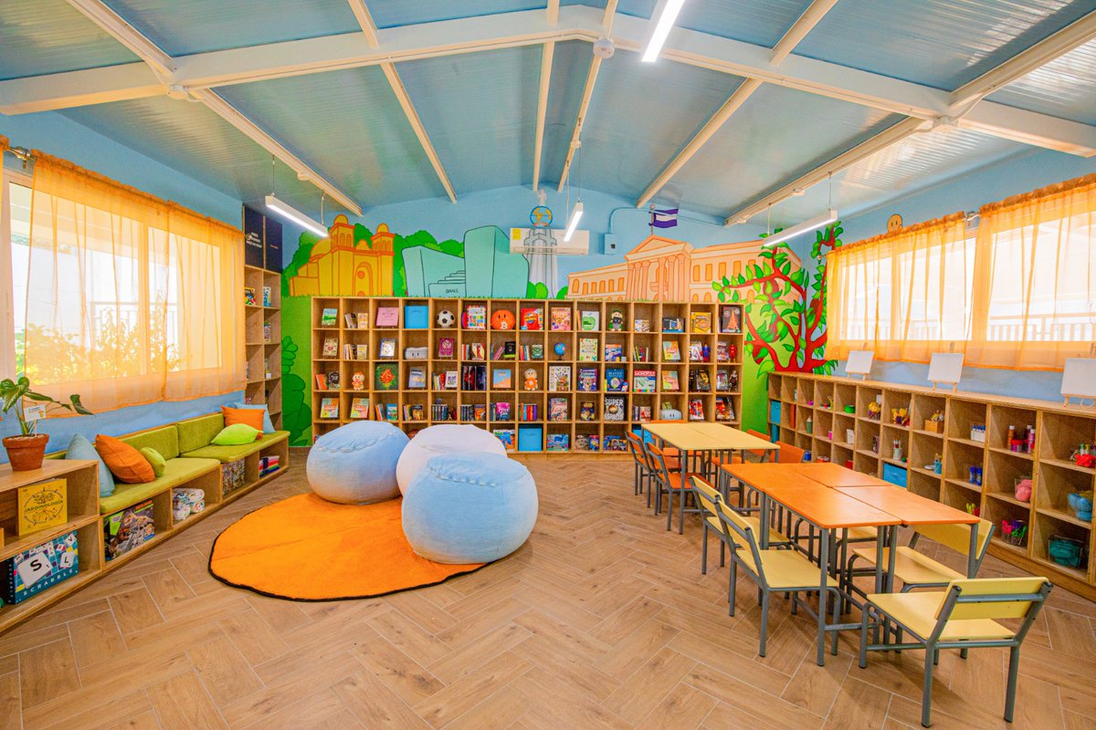 elsalvador's tweet image. #DeBitcoin @bitcoinofficesv y @ElPequenoHODLer concluyen la renovación de la primera de 500 aulas

Las instituciones concluyeron la renovación de la primera aula del ambicioso proyecto The Classroom Project. @LinaSeiche 

diarioelsalvador.com/la-oficina-del…