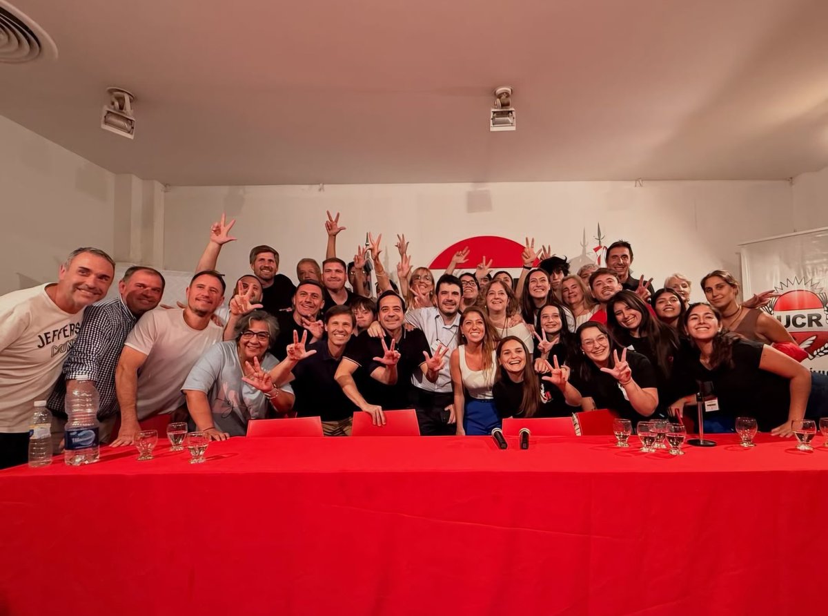 Ari_Ber's tweet photo. Felicito a las nuevas autoridades del Comité Nacional de la @UCRNacional, elegidas en el plenario realizado ayer.

Celebro la designación de @leonelchiarella quien con 36 años se convierte en el presidente más joven en los 135 años de historia del radicalismo. https://t.co/cGrbgOWoAe