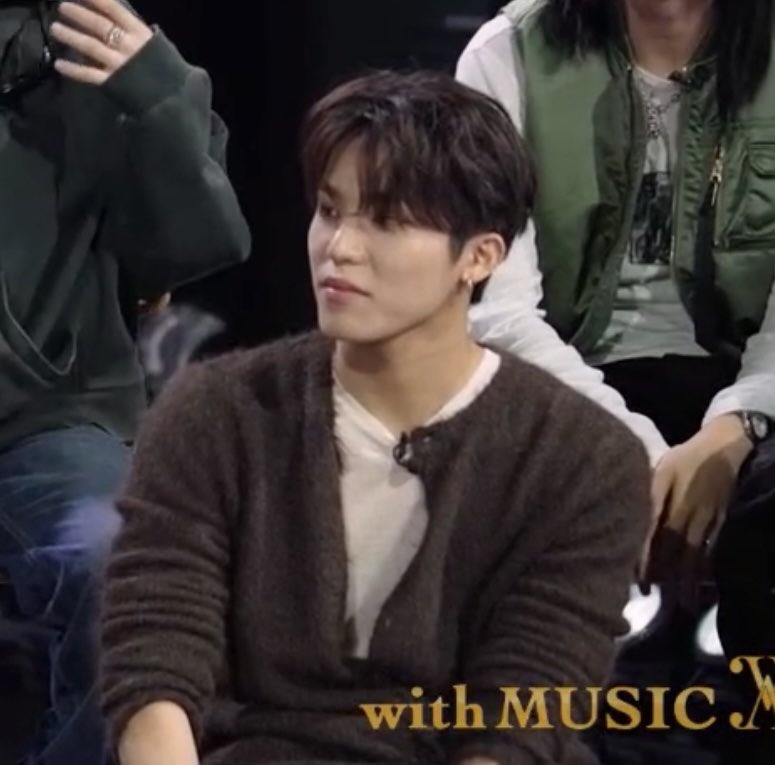 이런 남성은 내 지하철 옆자리에 안탔으면 좋겠음 똑같이 1550원 내고 탔는데 남들보다 어깨 개커서 자리 1.5배나 차지하고 막 어깨 부딪히고..
사실 구라고 제발 옆자리에 앉아달라고 싹싹빔