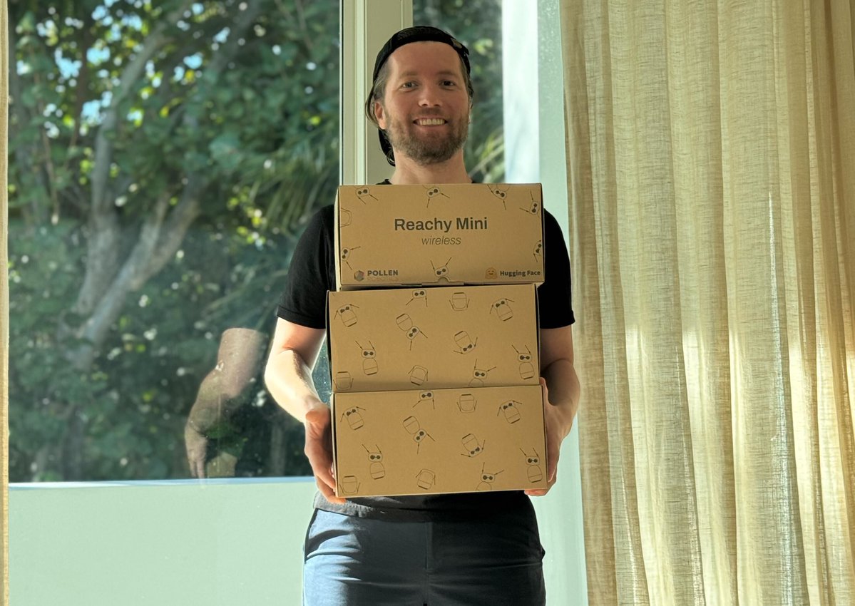 本周末,我们将向世界各地发货 3000 台 Reachy Mini!据我所知,这是今年(甚至可能是史上?)规模最大的人工智能机器人发货之一,正好赶上圣诞节!
如果您属于这批用户,预计会在未来几天内收到一封电子邮件。请注意,第一个版本是为人