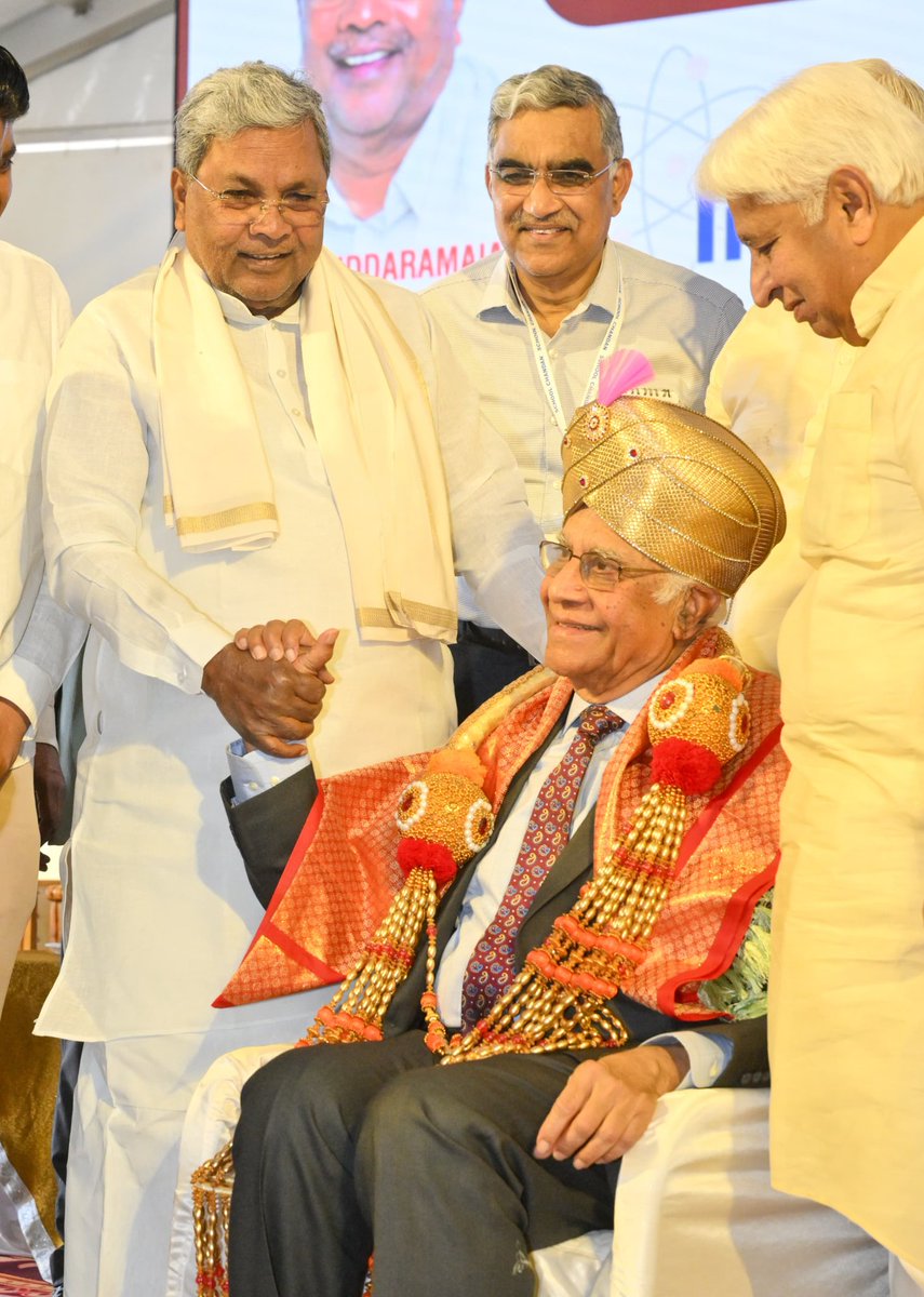 CMofKarnataka's tweet image. ಬಸವಣ್ಣನವರ ನಾಡಿನಲ್ಲಿ ಹುಟ್ಟಿದ ನಾವು ಇಂದಿಗೂ ಕೂಡ ಮೌಢ್ಯಗಳನ್ನು ಆಚರಿಸುತ್ತಿರುವುದು ದುರ್ದೈವದ ಸಂಗತಿ. ಮೌಢ್ಯ ಹಾಗೂ ಕಂದಾಚಾರಗಳನ್ನು ಕೊನೆಗಾಣಿಸಬೇಕು. ಭ್ರಾತೃತ್ವ, ಸ್ವಾತಂತ್ರ್ಯ, ಸಮಾನತೆಗಳನ್ನು ಸಂವಿಧಾನ ನೀಡಿದ್ದು, ಇದು ಅಕ್ಷರಶ: ಜಾರಿಯಾಗದೇ, ಜಾತಿ ವ್ಯವಸ್ಥೆಯಾಗಲಿ, ಅಸಮಾನತೆಯಾಗಲಿ ಹೋಗುವುದಿಲ್ಲ. ಮಾನವರಾಗಿ ವ್ಯಕ್ತಿತ್ವವನ್ನು…