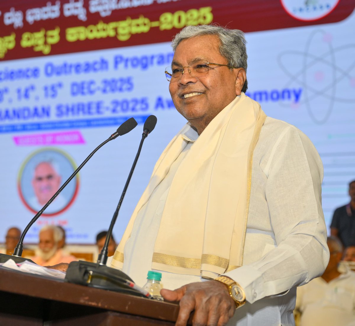 CMofKarnataka's tweet image. ಬಸವಣ್ಣನವರ ನಾಡಿನಲ್ಲಿ ಹುಟ್ಟಿದ ನಾವು ಇಂದಿಗೂ ಕೂಡ ಮೌಢ್ಯಗಳನ್ನು ಆಚರಿಸುತ್ತಿರುವುದು ದುರ್ದೈವದ ಸಂಗತಿ. ಮೌಢ್ಯ ಹಾಗೂ ಕಂದಾಚಾರಗಳನ್ನು ಕೊನೆಗಾಣಿಸಬೇಕು. ಭ್ರಾತೃತ್ವ, ಸ್ವಾತಂತ್ರ್ಯ, ಸಮಾನತೆಗಳನ್ನು ಸಂವಿಧಾನ ನೀಡಿದ್ದು, ಇದು ಅಕ್ಷರಶ: ಜಾರಿಯಾಗದೇ, ಜಾತಿ ವ್ಯವಸ್ಥೆಯಾಗಲಿ, ಅಸಮಾನತೆಯಾಗಲಿ ಹೋಗುವುದಿಲ್ಲ. ಮಾನವರಾಗಿ ವ್ಯಕ್ತಿತ್ವವನ್ನು…