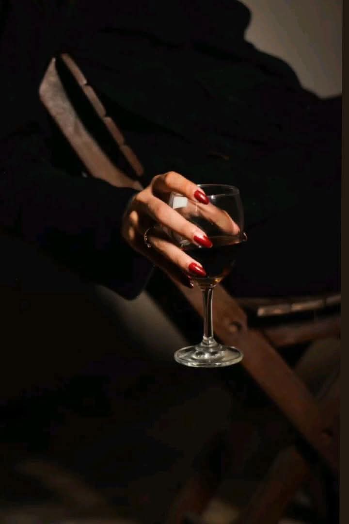 ***
Намайг болзоонд уриач гэж хэнээс ч хүсэхээ больсон эмэгтэй…

Аль хэдийнээ хүчирхэг сэтгэлзүй, санхүүтэй болсон байдаг.
Тэр чамаас надад туфль аваад өгөөч гэж гуйхгүй, цэцэг өгөөсэй ч гэж горьдохгүй. 

Хүсвэл тэр бүгдийг өөртөө зориулж чадна. 

Тэр хэзээ ч өмнө чинь