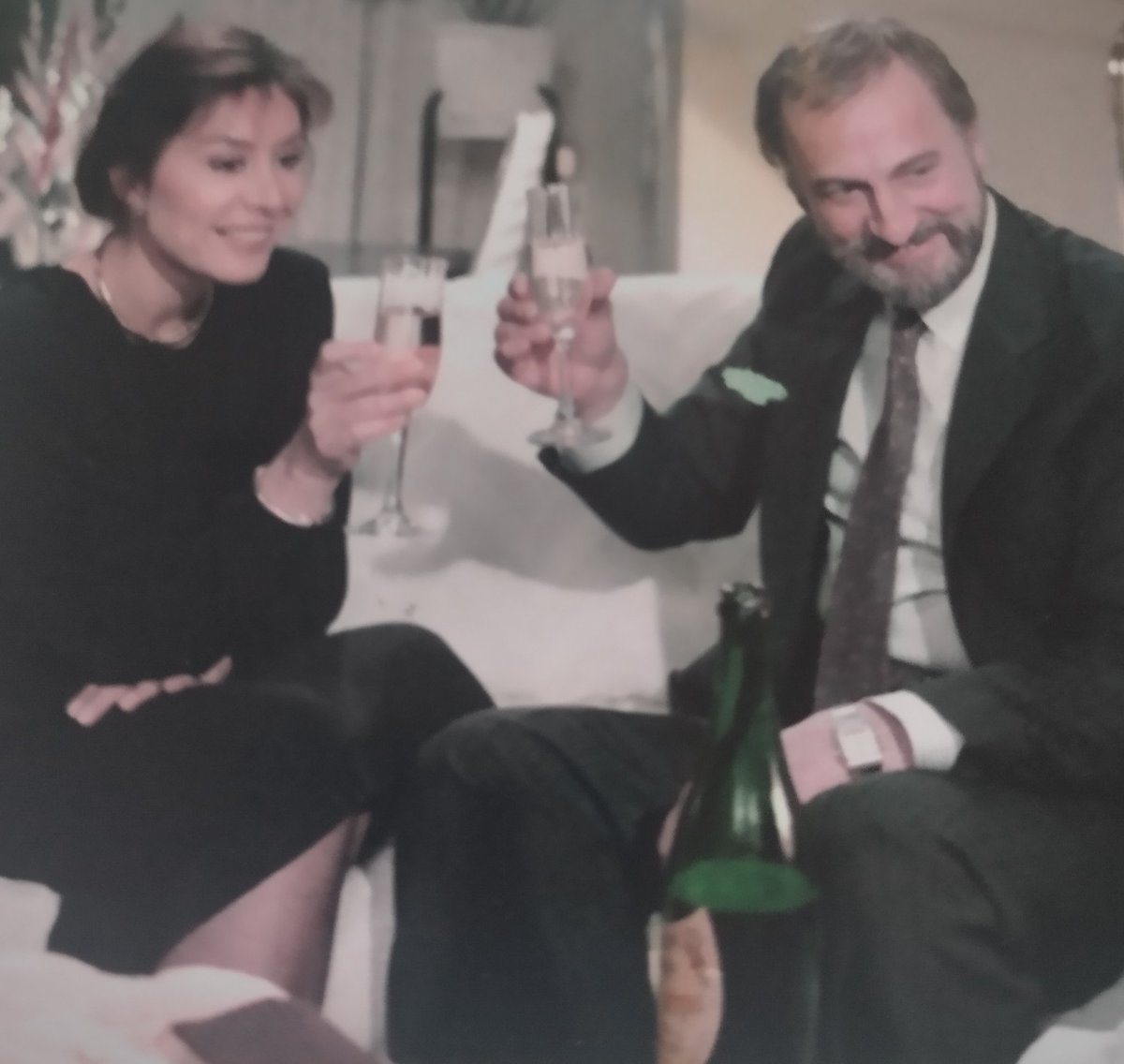 Acabo de conocer el fallecimiento de Héctor Alterio. Muy triste noticia, trabajamos juntos en varias ocasiones. Un caballero un inmenso actor y un hombre bueno que afortunadamente ha trabajado hasta el final.
Mis condolencias a sus hijos y a su maravillosa mujer.
♥️