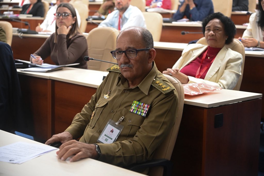 🇨🇺| Los integrantes del Comité Central promovieron en su XI Pleno al general de Cuerpo de Ejército Roberto Legrá Sotolongo, viceministro primero y jefe del Estado Mayor General de las Fuerzas Armadas Revolucionarias, a miembro del Buró Político.

🔗| presidencia.gob.cu/es/noticias/co…

🧵