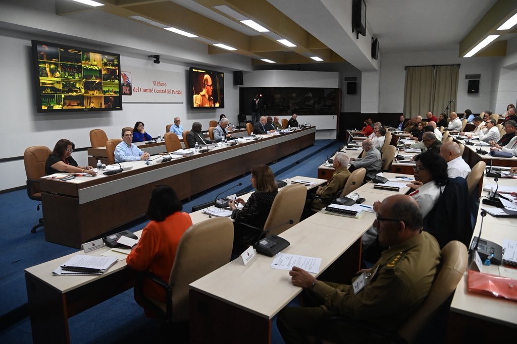 📍| El Buró Político es el organismo superior de dirección del Partido entre los plenos del Comité Central, y dirige toda la labor partidista en estos períodos.