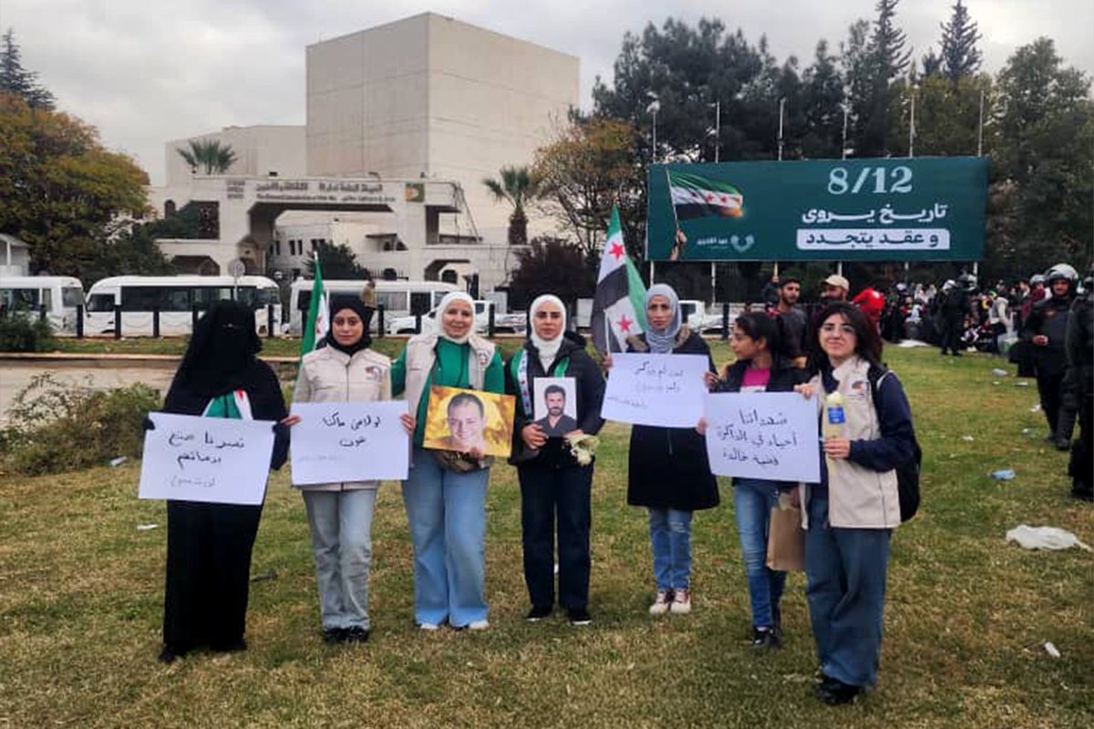 Caesarfamilies's tweet photo. في ذكرى تحرير سوريا، شاركنا الناس فرحة النصر وخلّدنا ذكرى شهدائنا بوردةٍ تحفظ الذاكرة وتؤكد أن السعي للعدالة مستمر.

#رابطة_عائلات_قيصر #سوريا #العدالة_للمفقودين #حقوق_الإنسان https://t.co/o92ZzewFu4