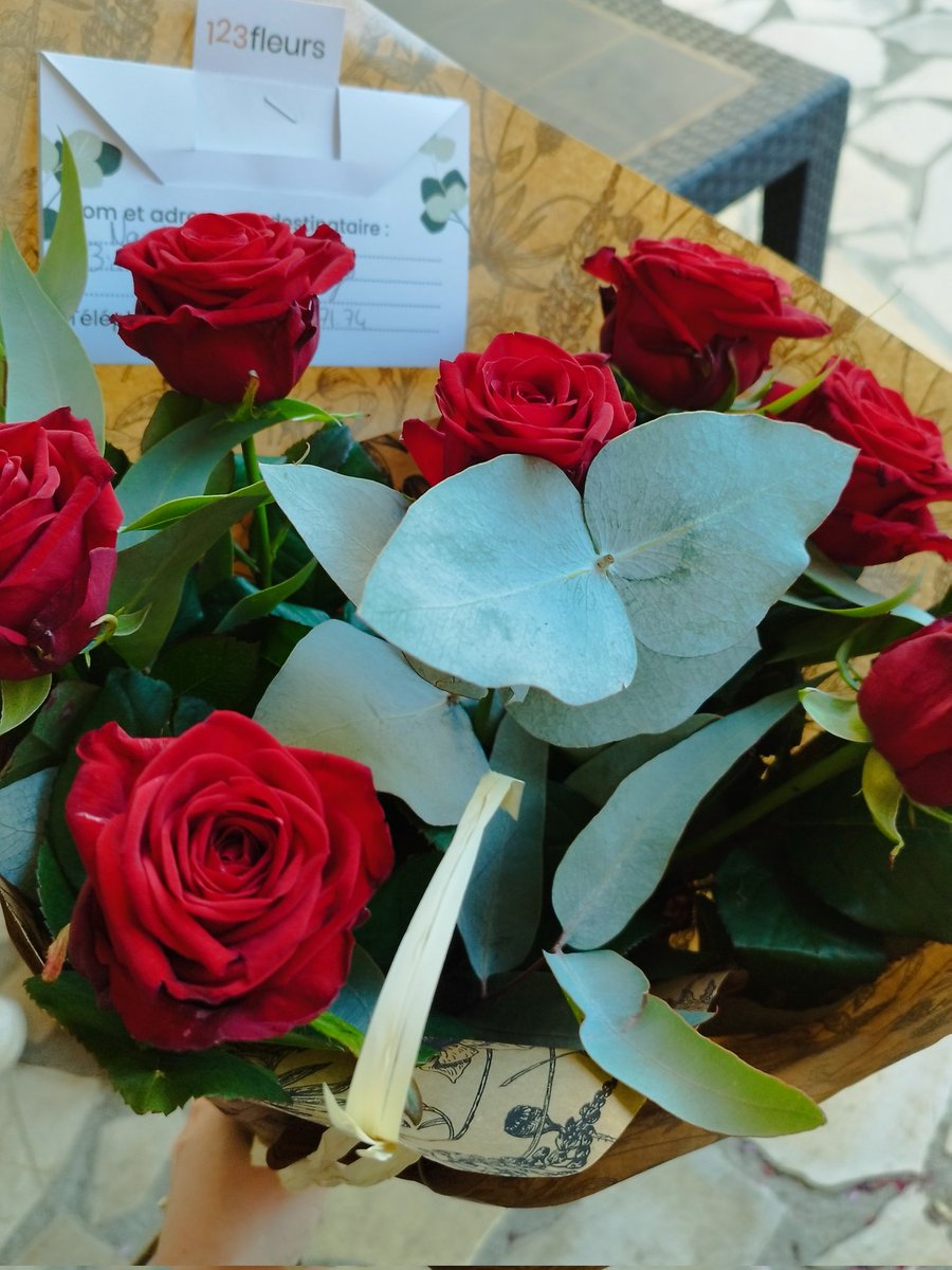 _hostale's tweet image. "Que de nos rêves brisés,
 Naissent des bouquets." 🎵