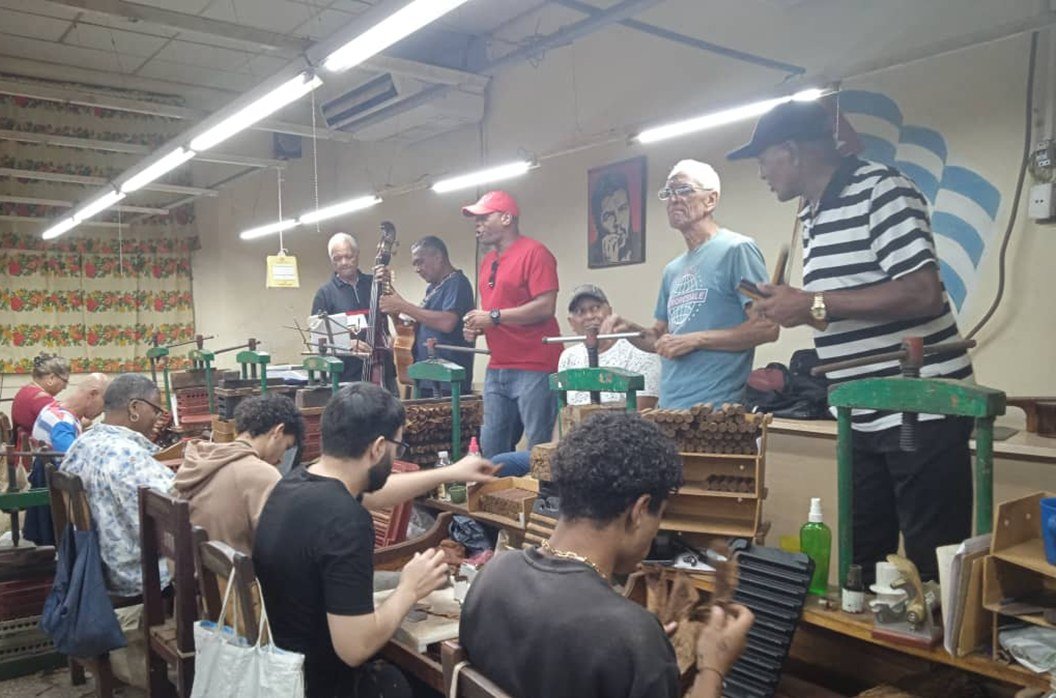 Una  mañana muy amena tuvieron los trabajadores de la UEB de Santa Clara,  disfrutando del sexteto CUBANACAN con sus canciones tradicionales. #VillaClaraConTodos #SomosCultura