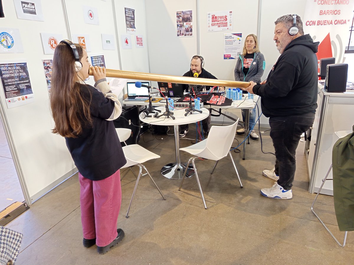 Con les compas de <a href="/RadioXATA/">RadioXATA</a> y <a href="/URCMadrid/">URCMadrid</a> en la VII Feria del Asociacionismo de Madrid y dando voz a varios proyectos interesantísimos.
¡Gracias por la acogida!
