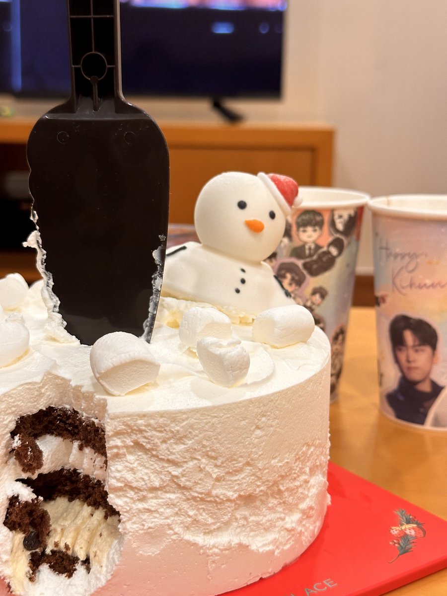 Vlam_laview's tweet photo. 지금 시각 23:50분 케이크를 시작하지 https://t.co/09ySPL2TJO