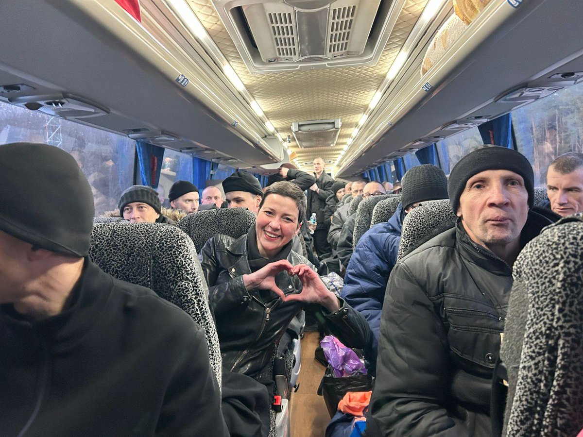 v_pashtouki's tweet photo. 114 of 123 prisoners released today in Belarus have been deported to Ukraine.

They are finally free and can see their families 🙏 Let's hope all 1,000+ political prisoners are free soon.

Let's remember: all of them must be allowed to return home. https://t.co/fYhSHQSFjN