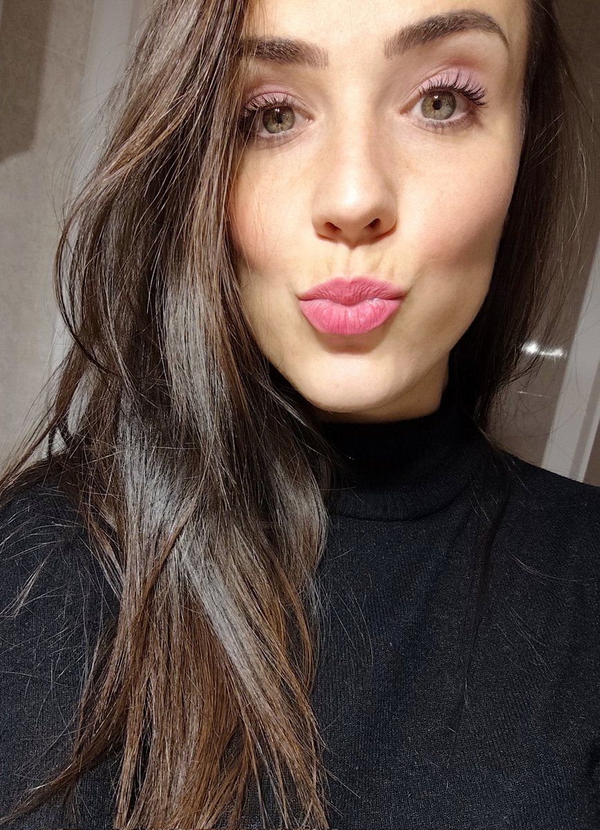 Almudena994's tweet photo. Maquillaje super natural que me hacen mis sobrinas para ir a comprar el pan 💄 https://t.co/WtiH820aFQ