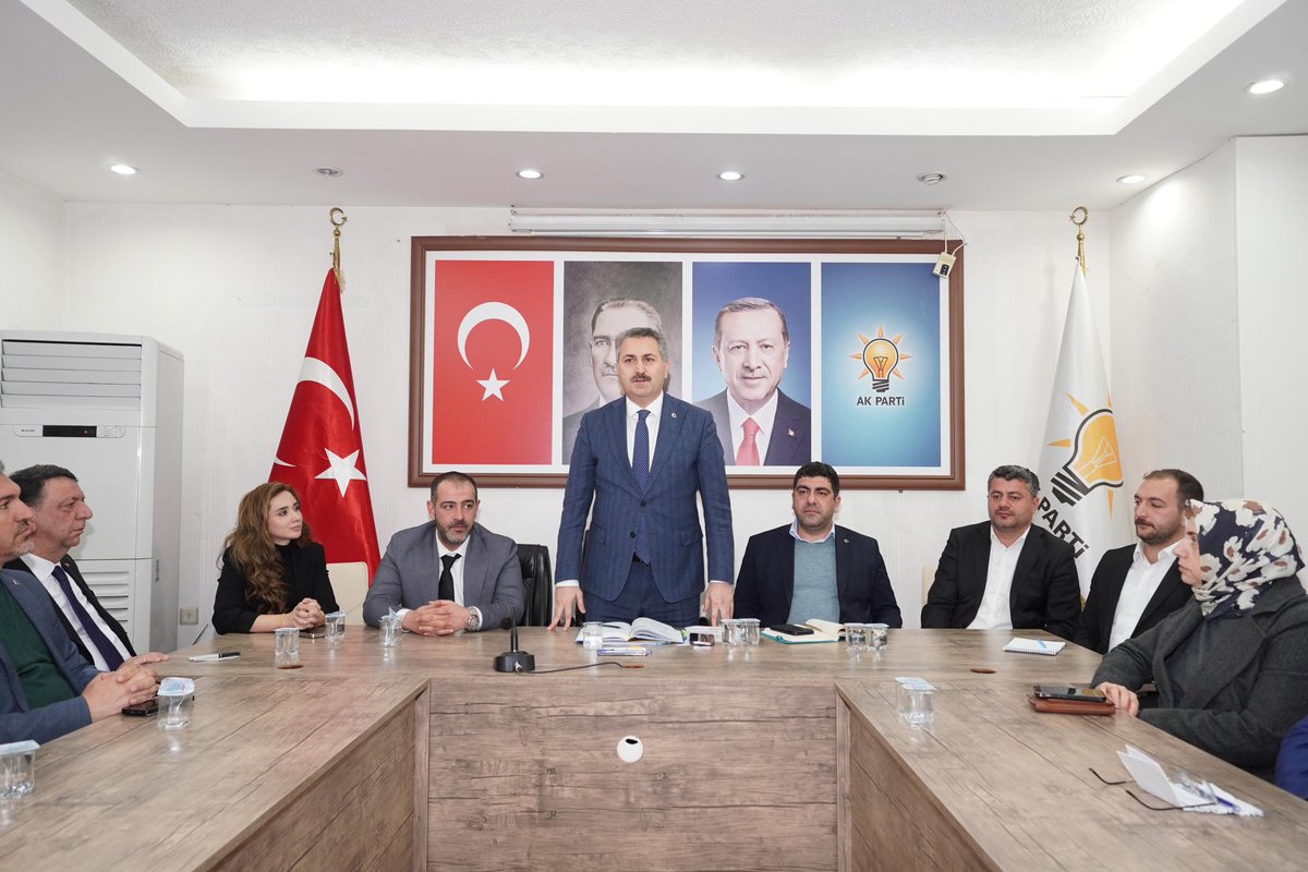 Genel Merkez Yerel Yönetimler Başkan Yardımcımız ve Bölge Koordinatörümüz Sayın Eyüp Eroğlu, İl Başkanımız Sayın Mehmet Uncu,İl yerel yönetimler başkanımız Mehmet İleri ile birlikte Artuklu İlçe Başkanlığımızda ilçe başkanımız Yavuz Geylani Çaltekin ve teşkilat mensuplarımız ve