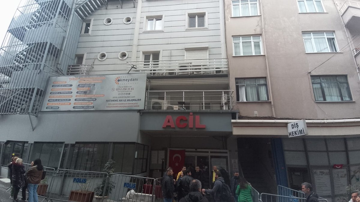 Özel Okmeydanı hastanesi gece saat 03' te kurşunlandı.  Hastane binasında 18 kurşun deliği oluştu.
18 direnişçinin beklediği direniş alanında 18 kurşun açıkça bir gözdağı olarak patronların provokasyonu olduğunu gösteriyor.