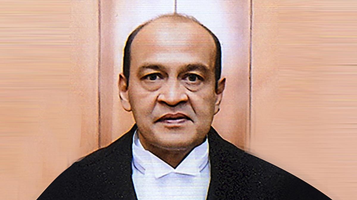 रुपया गिरने की चिंता सबको है , 

लेकिन मेरा जल गया मैने उफ्फ तक नहीं की ।