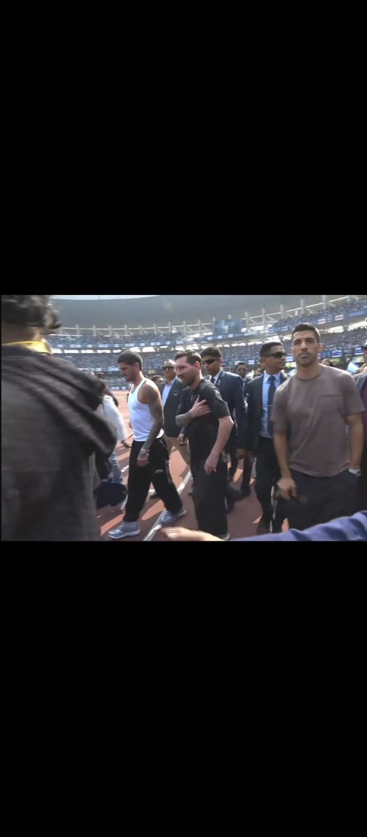 Mdr Messi il est parti en inde avec sa chienne et sa maîtresse 😂😂😂