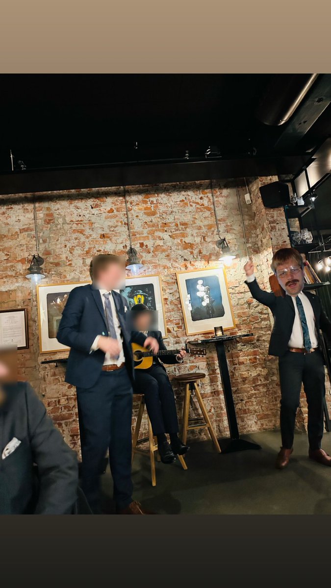 Dere har kanskje ikke live band på julebord dere… toys.