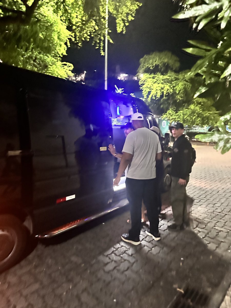 shwnwrong's tweet image. van preta em salvador me causa arrepios