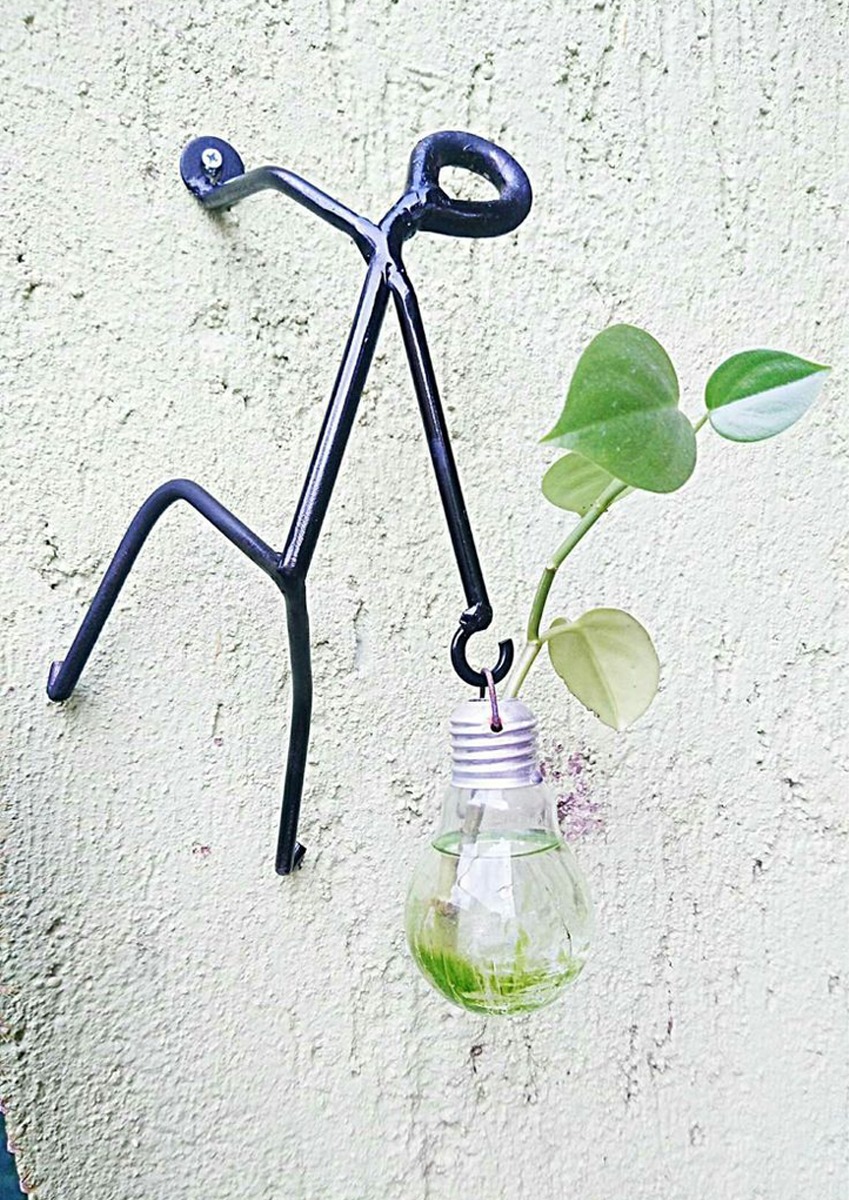 Rincevent_'s tweet image. Quand une ampoule grille mais que l’idée reste brillante 💡🌿
Un petit bonhomme en fer, une ampoule recyclée en mini-vase, et voilà un bout de mur qui se met à grimper vers le vert.
#Upcycling #DIY #Design #Insolite #recyclage